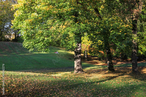 Park und Gartenanlage Maximiliansanlagen entlang der Isar in München im Herbst photo