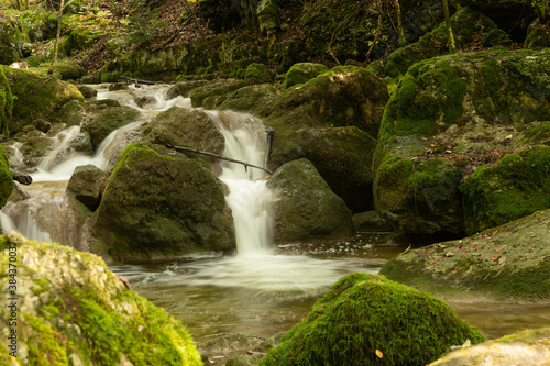 Fototapeta Naklejka Na Ścianę i Meble -  Kleiner Wasserfall