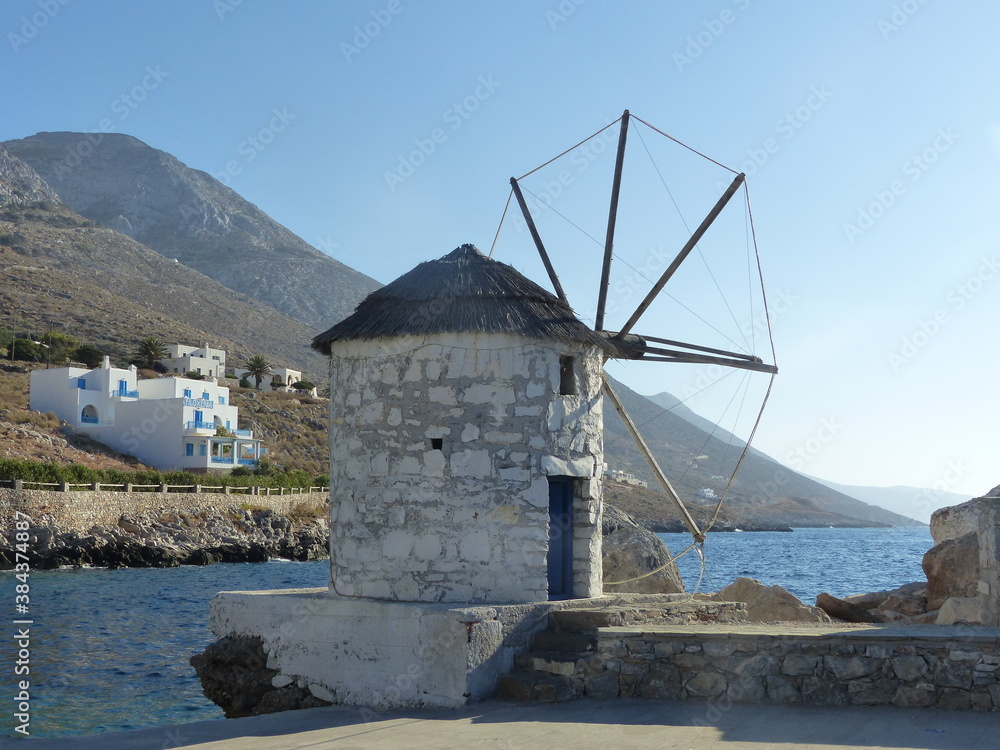 Mulino a vento sul mare ad Amorgos nelle Isole Cicladi in Grecia.
