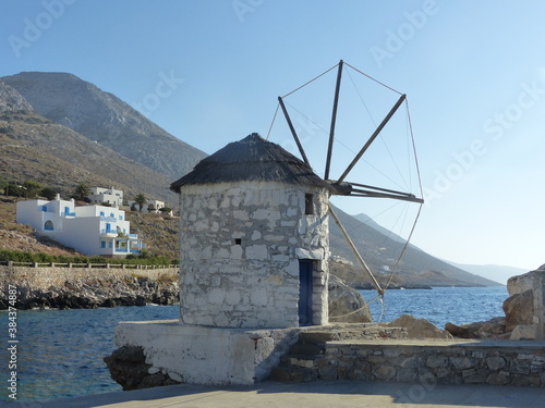 Mulino a vento sul mare ad Amorgos nelle Isole Cicladi in Grecia.