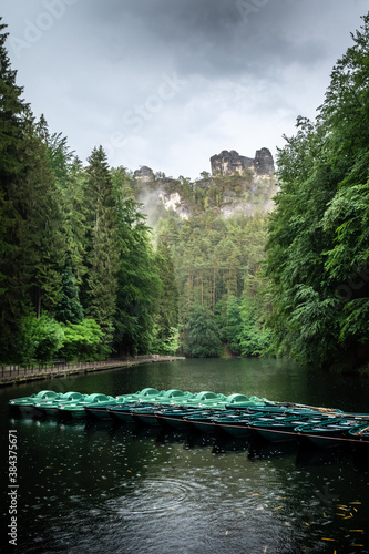 Ruderboote im Elbsandsteingebirge bei Regen