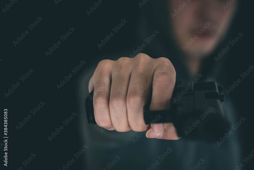 Fototapeta premium 拳銃を構える人物