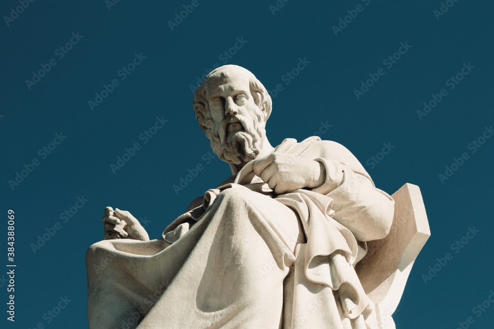 Obraz premium Statue of the ancient Greek philosopher Plato in Athens, Greece.