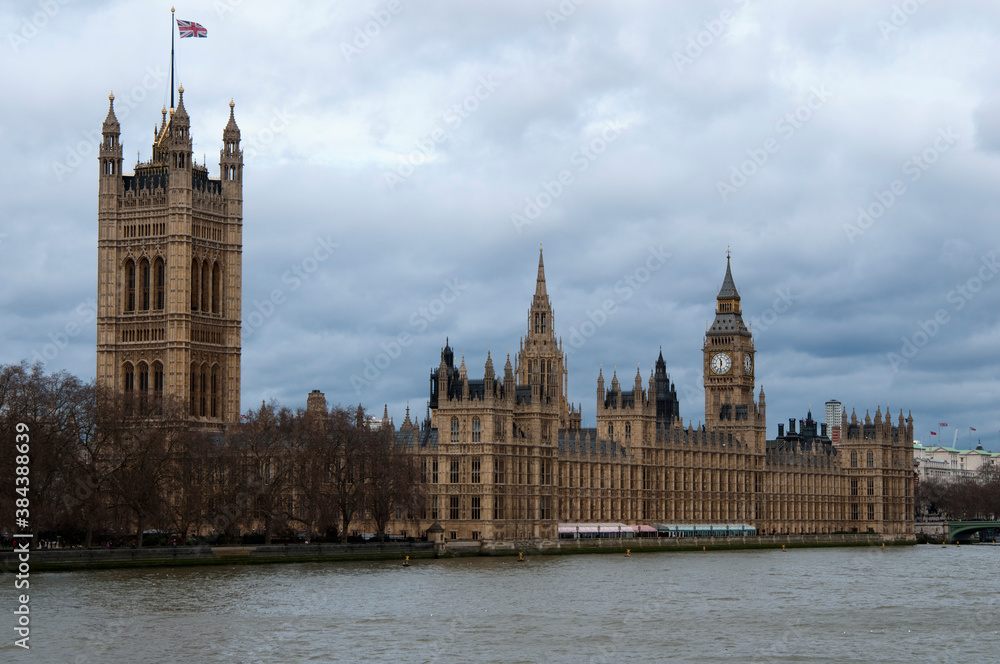 Londres: casas del parlamento, big ben  y río Tamesis en un día con bonitas nubes
