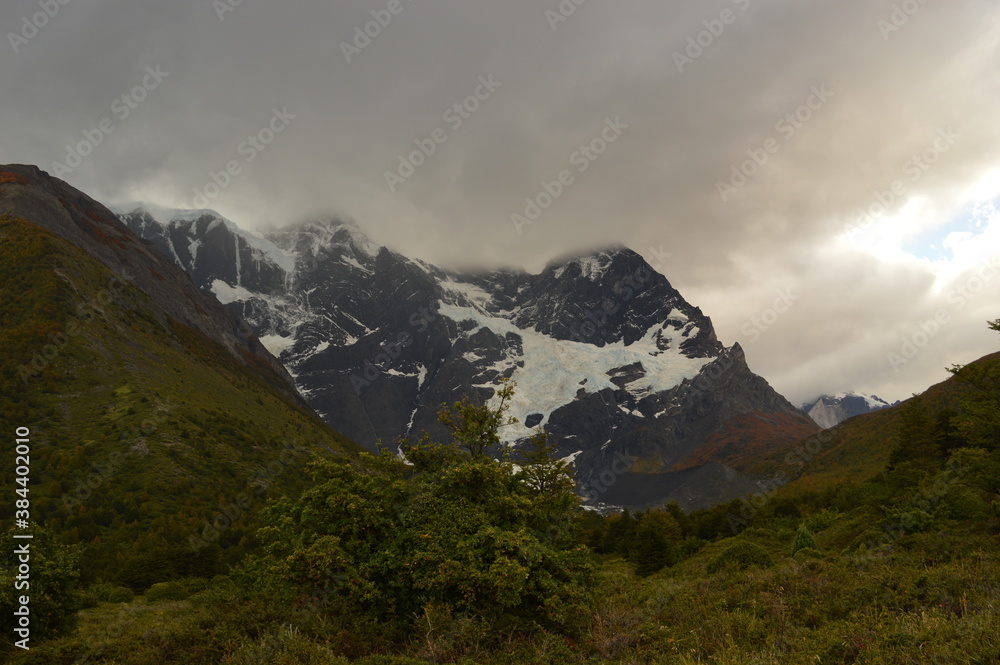 Obraz premium Hiking around the dramatic and windswept mountain landscapes of the Torres del Paine National Park in Patagonia, Chile