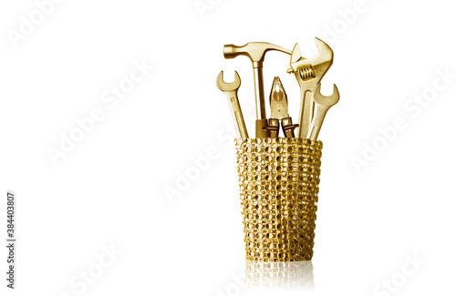 goldenes Werkzeug in einem goldenem Behälter