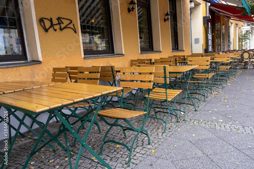 Fototapeta Naklejka Na Ścianę i Meble -  Leere Tische vor einem Restuarant in Berlin