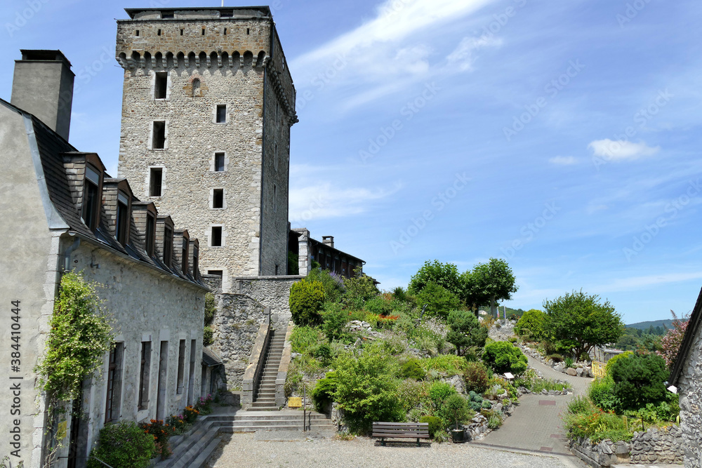 La cour intérieure et le donjon du château de Lourdes