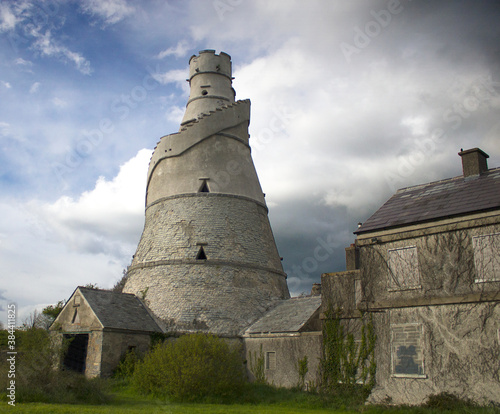 Foto The Wonderful Barn - is a corkscrew-shaped barn built with the stairs ascending around the exterior of the building
