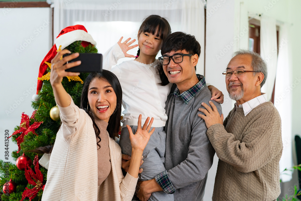 Obraz premium Multigenerational Family selfie with Christmas tree