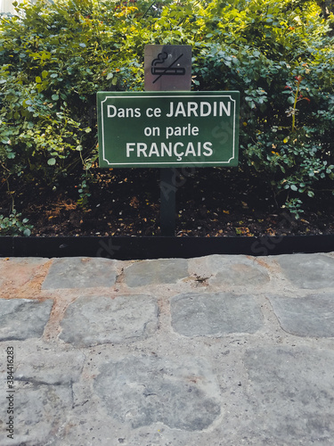 A sign that says in french 