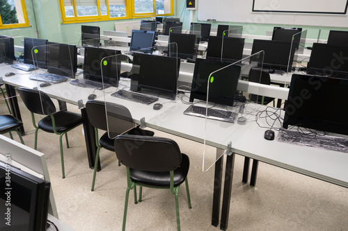 sala de ordenadores con protecciones de metacrilato para protegerse de la transmisión del covid-19 photo