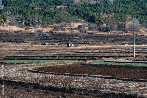 
Febbraio 2019. Shaxi. Scene di vita quotidiana. A metà strada tra Dali e Lijiang, tra i campi e le montagne dello Yunnan, una sosta nel villaggio di Shaxi è come intraprendere un magnifico viaggio ne photo