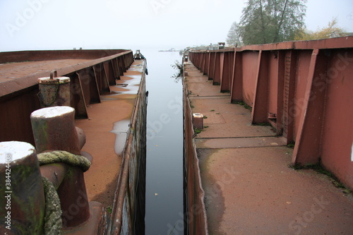 stara barka, statek, złom, zanieczyszczanie środowiska, recykling, zima, mróz, śnieg, odśnieżanie, spacer, niebezpieczne odpady, zimowy poranek,  drzewa, natura, przyroda, świeże powietrze, cisza