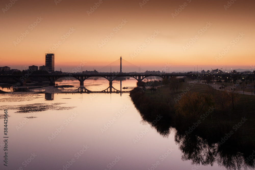 Vista panorámica de la ciudad de Badajoz sobre el río Guadiana al atardecer. Vista panorámica de la ciudad de Badajoz sobre el río Guadiana al atardecer.