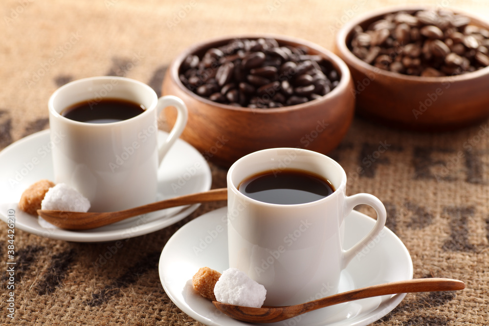 コーヒーとコーヒー豆（カップに淹れた2杯のコーヒーと2種のコーヒー豆）
