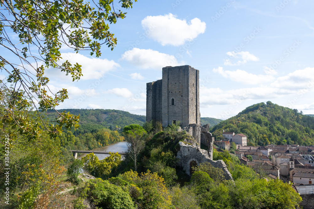 Ville de Luzech et tour du château, Lot, Occitanie
