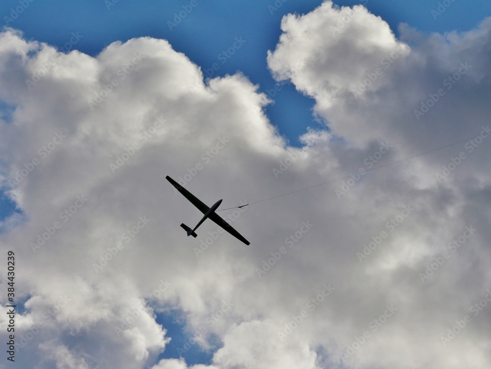 Fototapeta premium Segelflugzeug vor Wolken