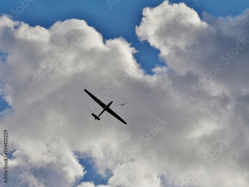 Segelflugzeug vor Wolken
