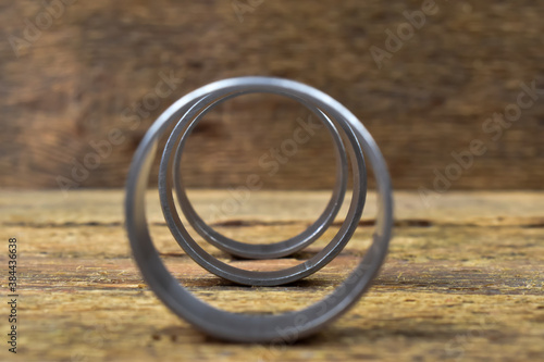 Trzy metalowe pierścienie na desce.
