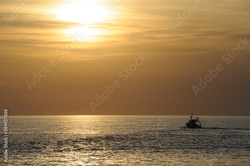 tramonto con peschereccio © tommypiconefotografo