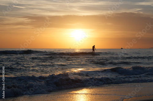 surfista sulle onde al tramonto