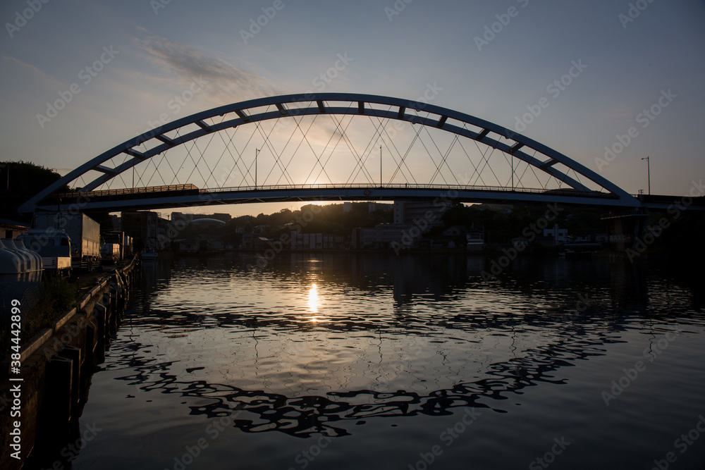 Naklejka premium 朝日と橋