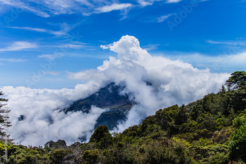 Volcan Turrialba, Costa Rica, visto desde el Irazú, cubierto de nubes.
