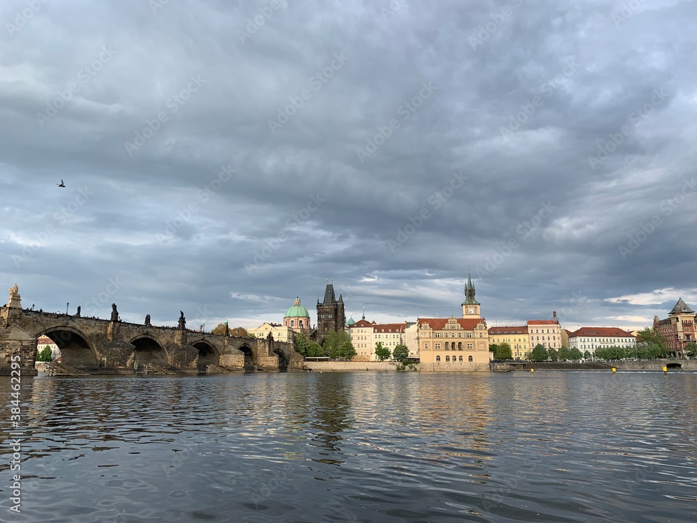 Il Ponte Carlo (Karlův most), fatto in pietra, è il ponte più antico di Praga