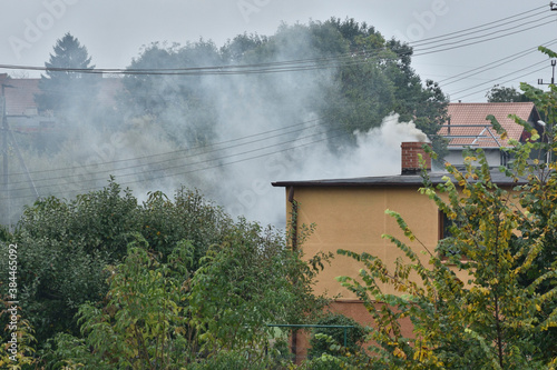 Dym z komina w miasteczku