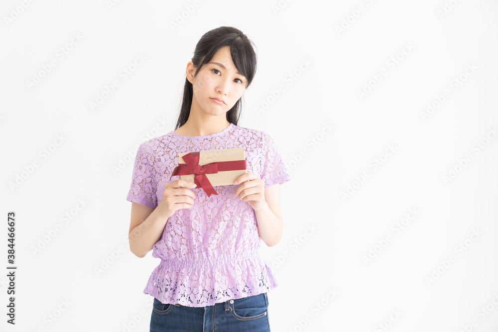 プレゼントを持つ女性 考える プレゼントを持つ女性 考える