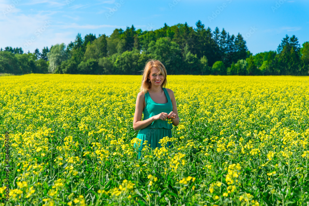 Fototapeta premium blond woman in a rape field