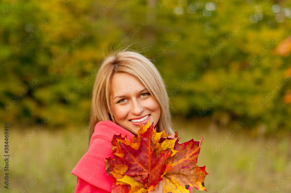 Naklejka premium Autumn woman on leafs background