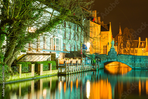 ベルギー 夜のブルージュ歴史地区の運河と橋 Meestraat Bridge