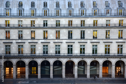 Cuadro en lienzo Typical buildings and arches of the rue de Rivoli, Paris France