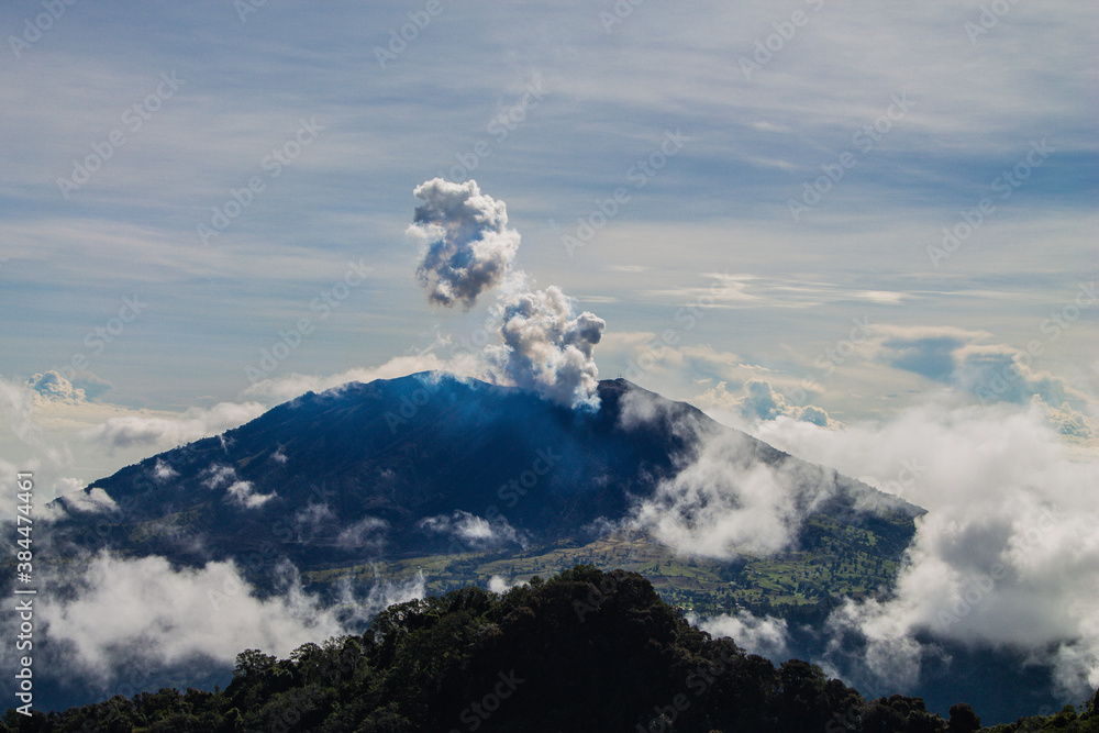 Volcán Turrialba visto desde el volcán Irazú con humo y cielo azul 