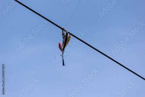 電線にかかった釣り具（ルアー）は危険 lures on electric line