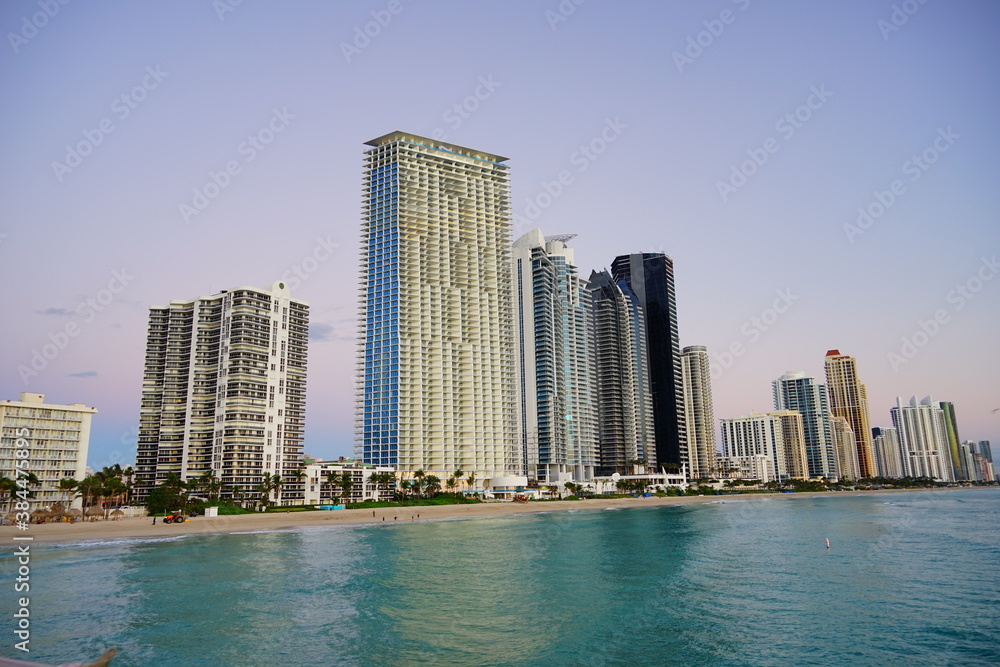 Naklejka premium Miami downtown and beach at sun rise