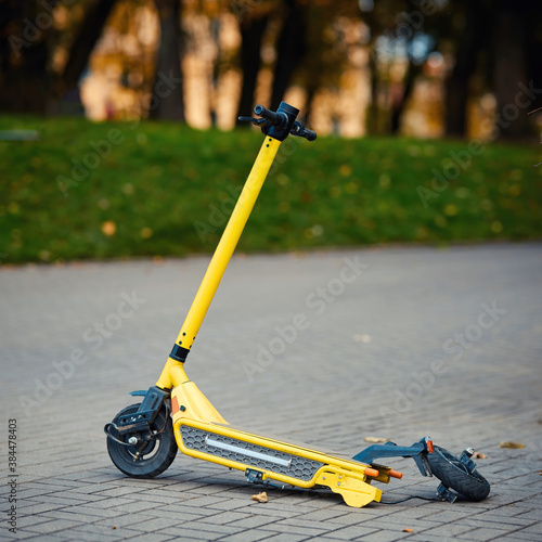 Canvastavla Torn off rear wheel on rent scooter