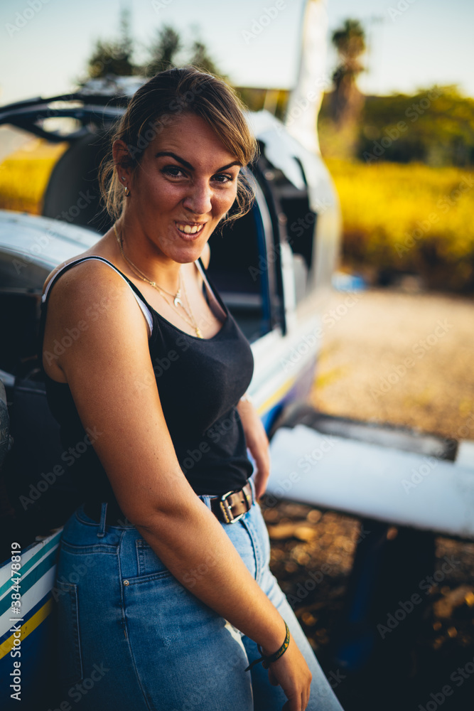 Chica joven sobre avioneta serio modelo en un aerodromo moda en el sur de españa Chica joven sobre avioneta serio modelo en un aerodromo moda en el sur de españa