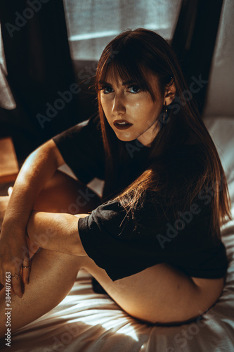 Fotografie Chica joven en bikini lencería y pijama en su habitación con luz entre las corti