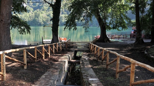 Fototapeta Naklejka Na Ścianę i Meble -  Monticchio - Panorama del Lago Piccolo dal canale