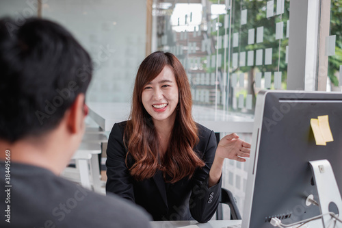 Fényképezés An Asian female financial advisor is giving advice to clients who approach the bank for advice