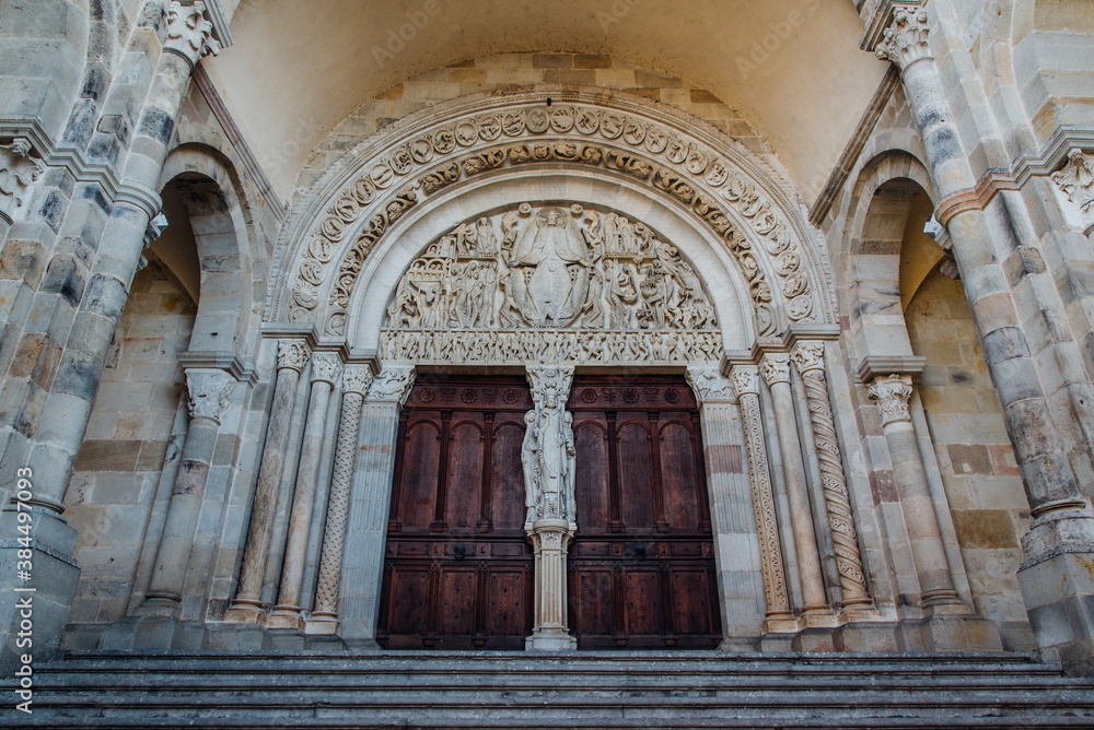 porte et parvis de la cathédrale d'Autun. Porte et parvis d'une cathédrale.