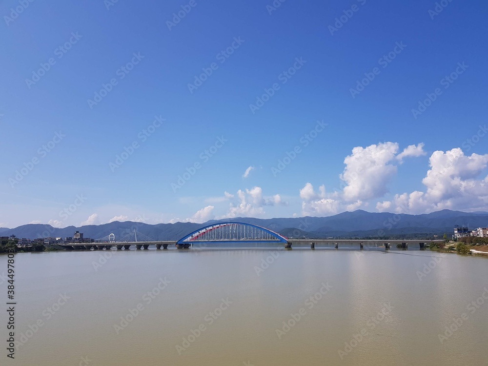 Obraz premium a river crossing bridge