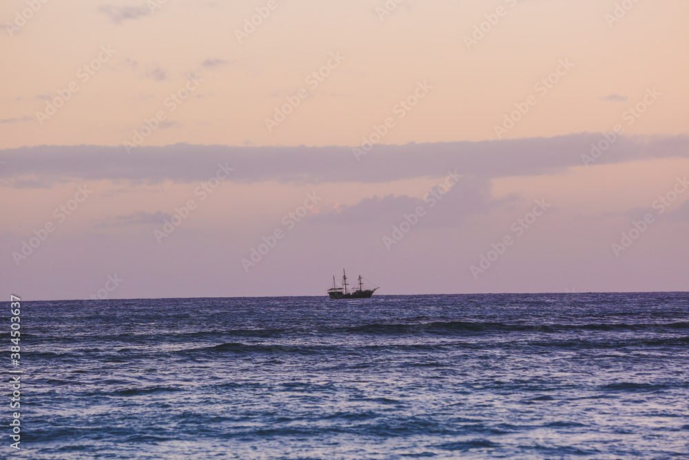 Sunset at Waikiki bay, Honolulu, Oahu, Hawaii