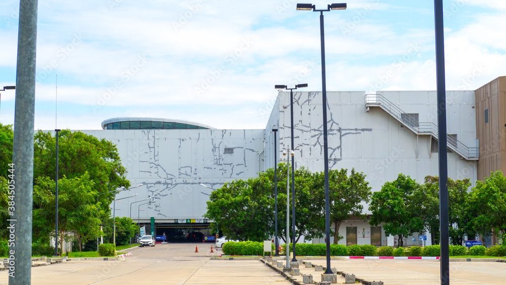 Obraz premium Building with parking and sky.