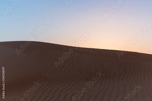 夕暮れ時のオマーンの砂漠 