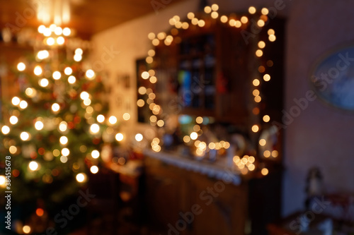 Weihnachtliche Raumbeleuchtung in abstrakter Unschärfe