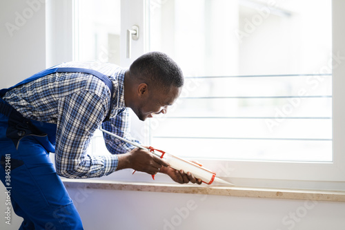 Φωτογραφία Caulk Sealant Application. Silicone Window Seal